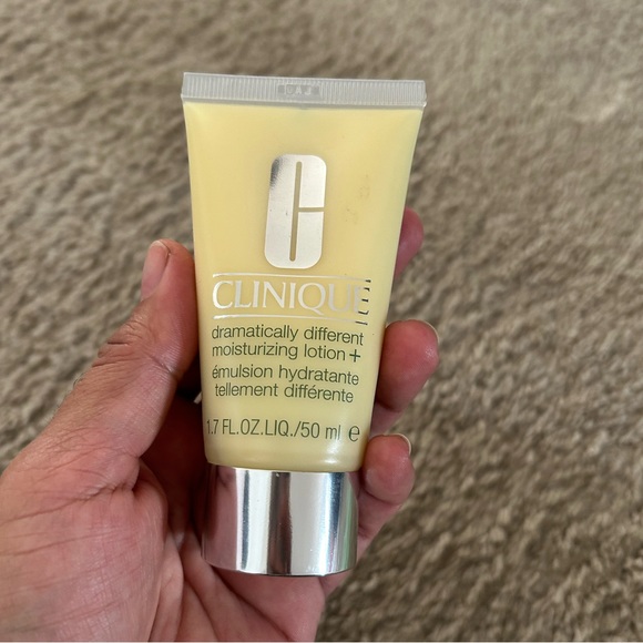 Dramatically Different Moisturizing Face Lotion+- 1.7 oz. - Picture 2 of 4